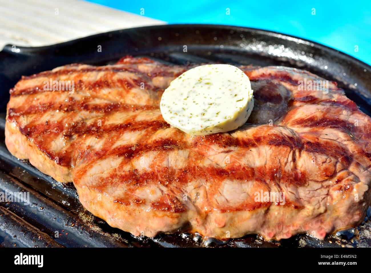 Barbecue bistecca alla griglia con burro all'aglio presso la piscina party Foto Stock