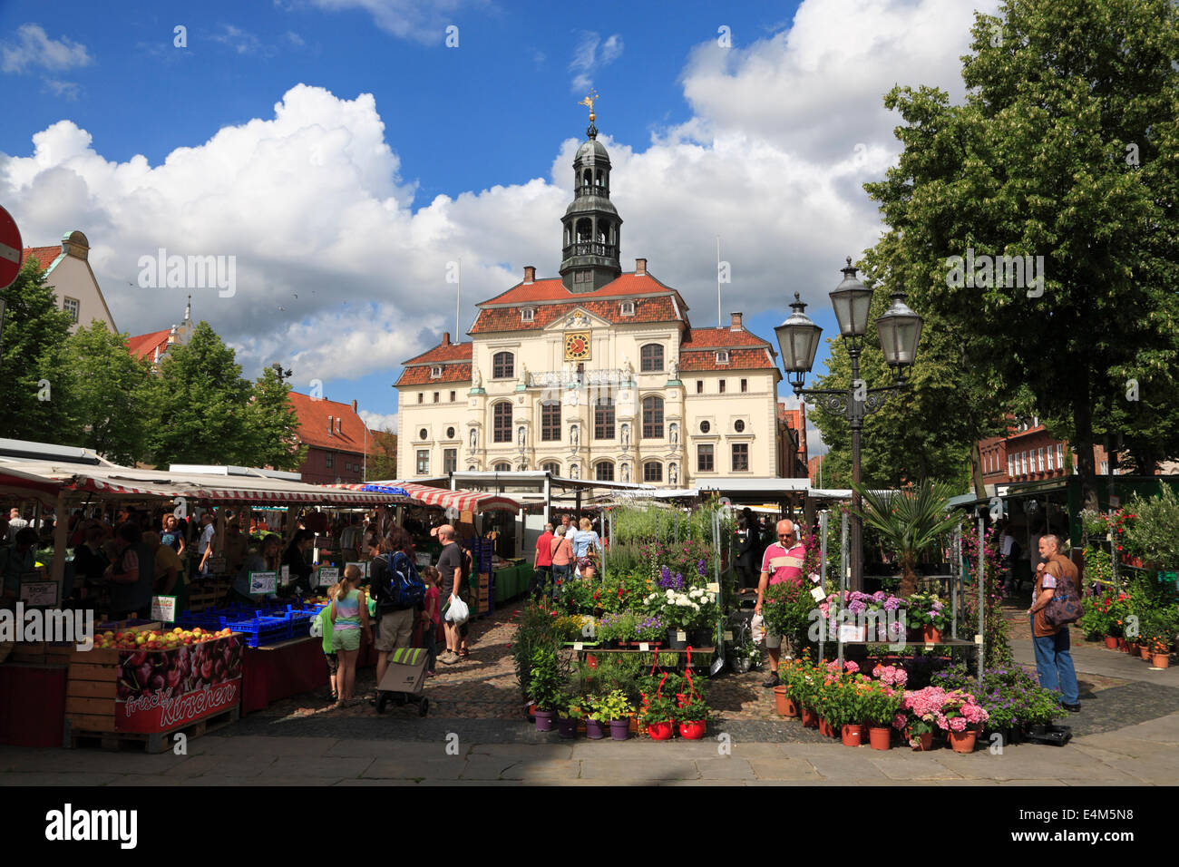 Mercato Weekley di fronte al municipio, Lueneburg, Lüneburg, Bassa Sassonia, Germania, Europa Foto Stock