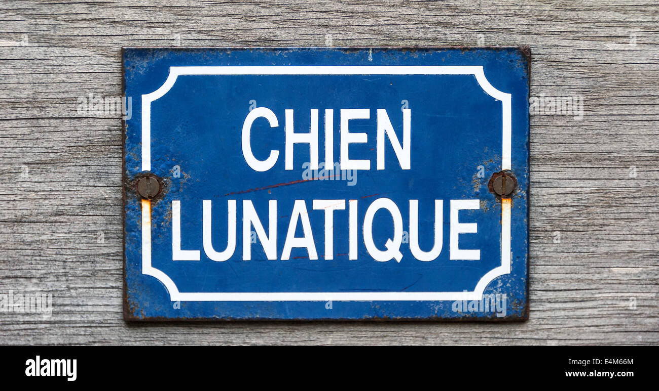 Un mad dog sign in francese e in stile tradizionale francese in smalto blu, ma postato sul cancello di una casa a Totnes, Devon Foto Stock