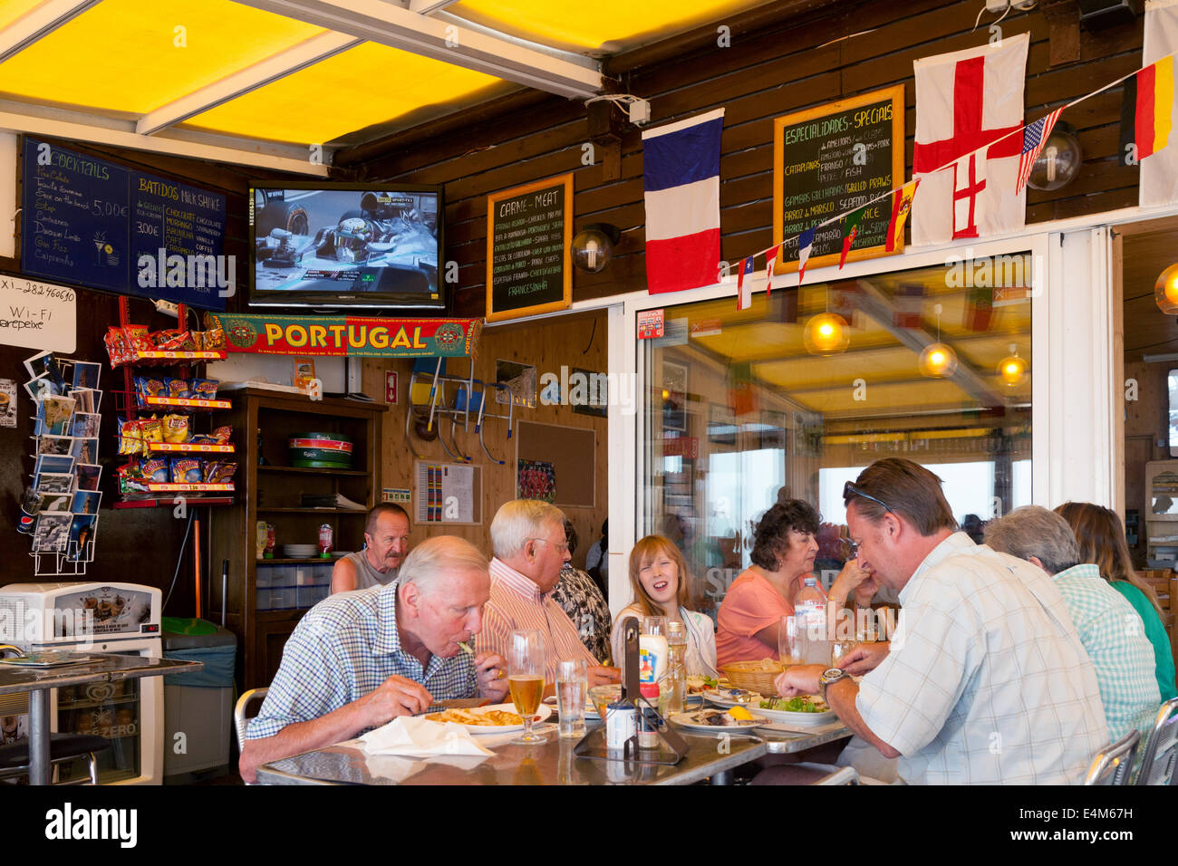 Persone mangiare all'interno del 'O' beach cafe restaurant, Vale Centeanes Beach, Algarve, Portogallo Europa Foto Stock