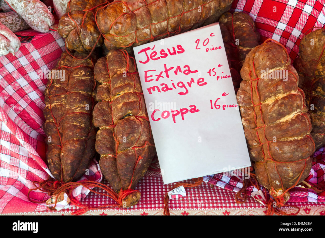 Una selezione di tradizionale salsiccia francese su uno stallo presso il mercato del sabato in Chamonix Haute Savoie, Francia. Foto Stock