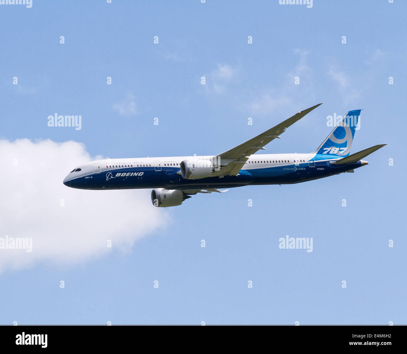Farnborough, Hampshire, Regno Unito. 14 Luglio, 2014. Il Boeing 787 Dreamliner termina il flying display sul primo giorno del 2014 Farnborough International Airshow di credito: Niall Ferguson/Alamy Live News Foto Stock