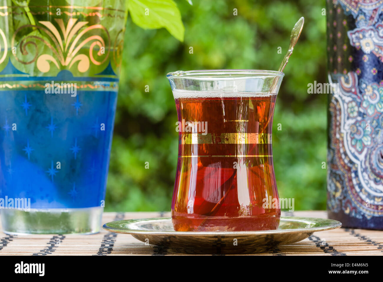 Arabo il tè alla menta è una tradizionale bevanda rinfrescante Foto Stock