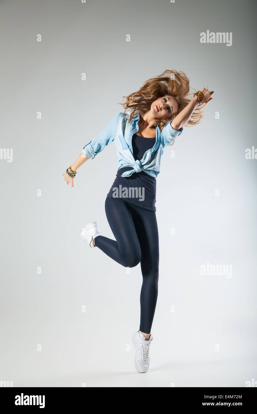 Ballerino di danza moderna pone di fronte di sfondo per studio Foto Stock