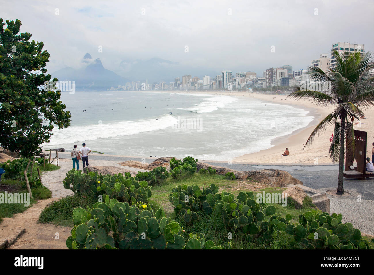 Rio de Janeiro, Brasile - vista della spiaggia di Ipanema da Ponta do Arporador con Dos Irmaos montagne sullo sfondo Foto Stock