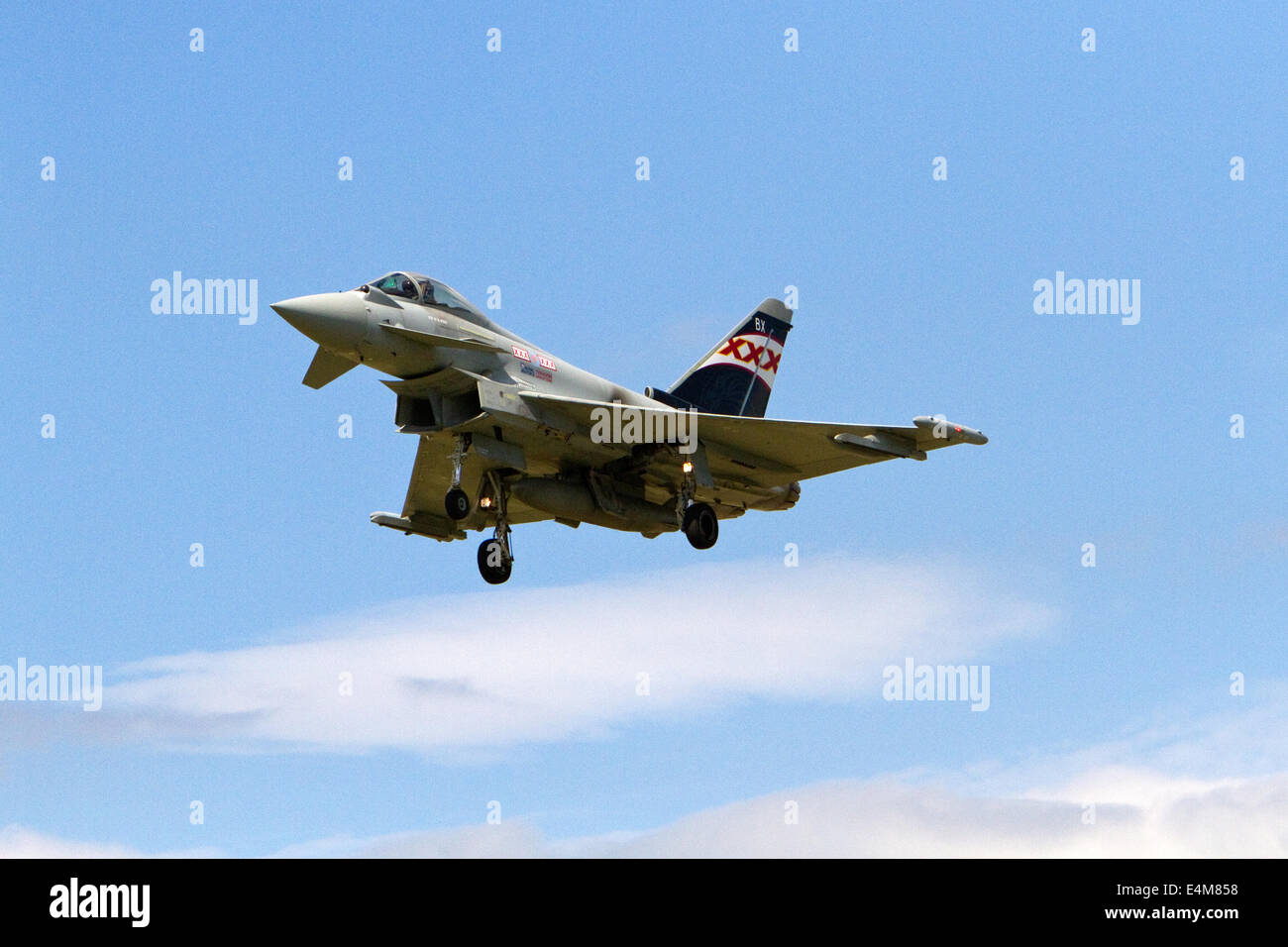 Farnborough, Regno Unito. Il 14 luglio 2014. Un RAF Typhoon visualizza a Farnborough Airshow internazionale . Credito: Keith Larby/Alamy Live News Foto Stock