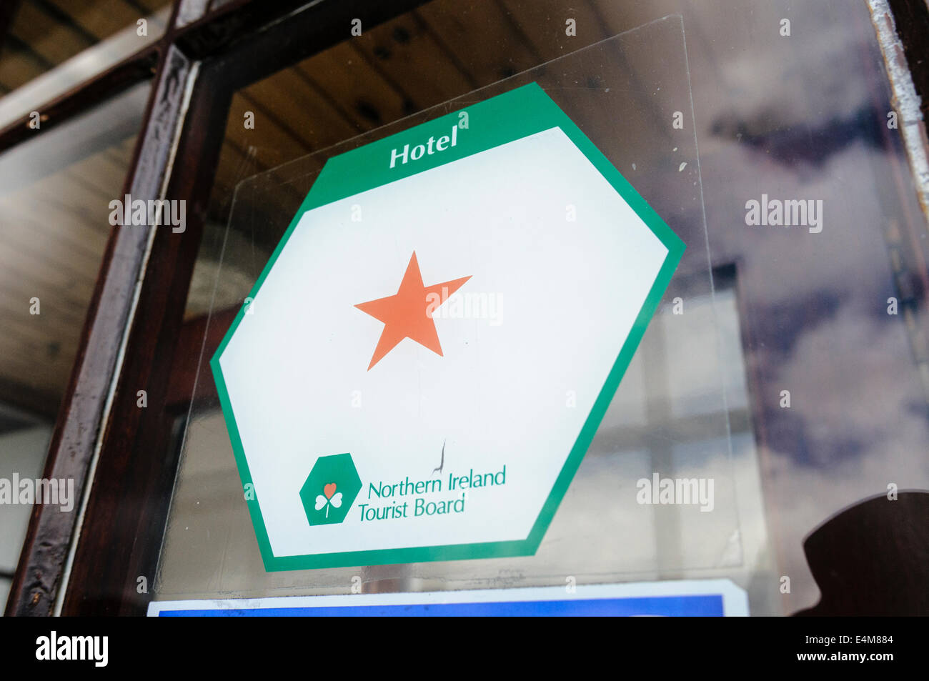 Segno su un hotel mostra che è stato premiato con una stella dalla Northern Ireland Tourist Board Foto Stock