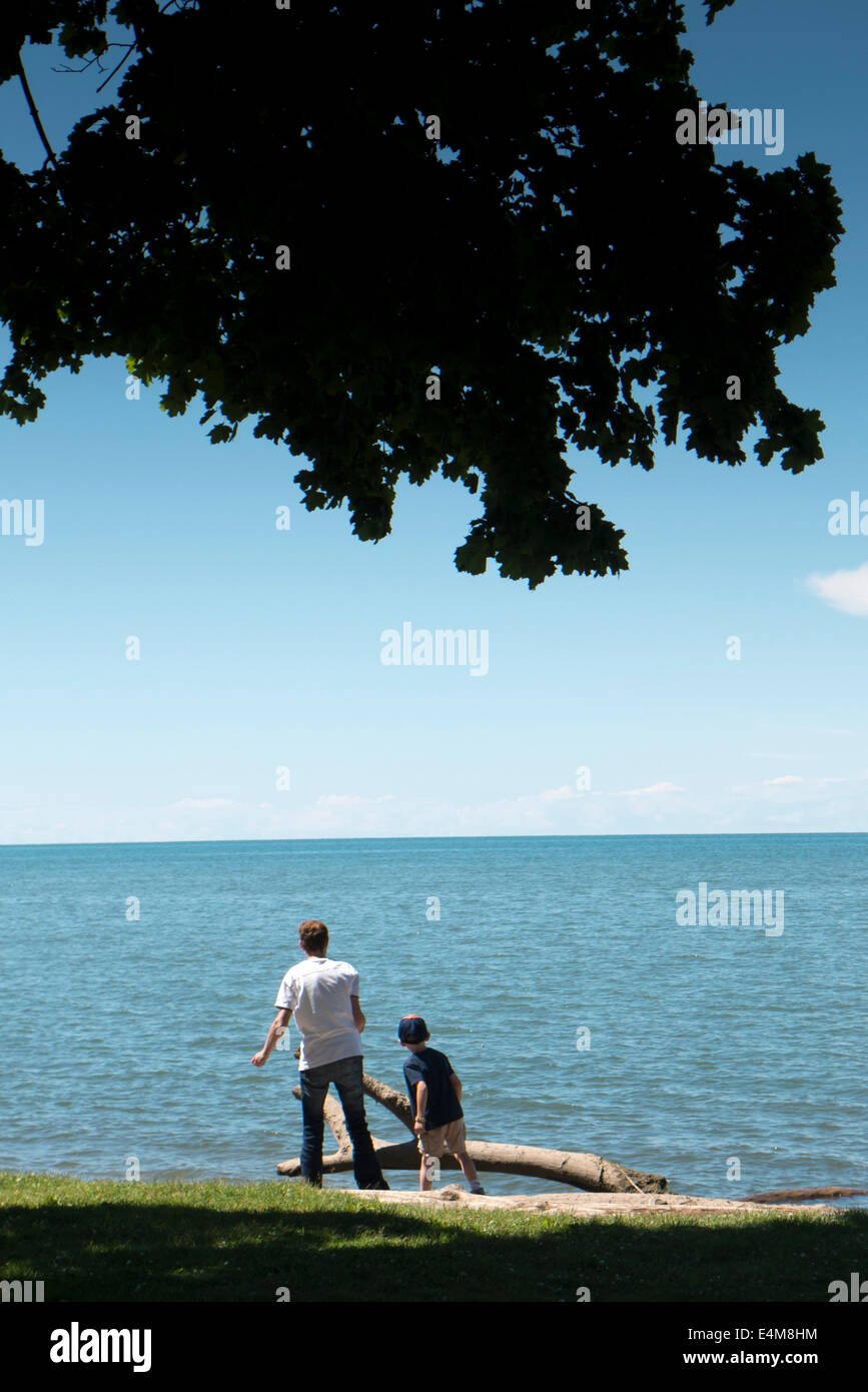 Padre e figlio il salto di pietre. Foto Stock