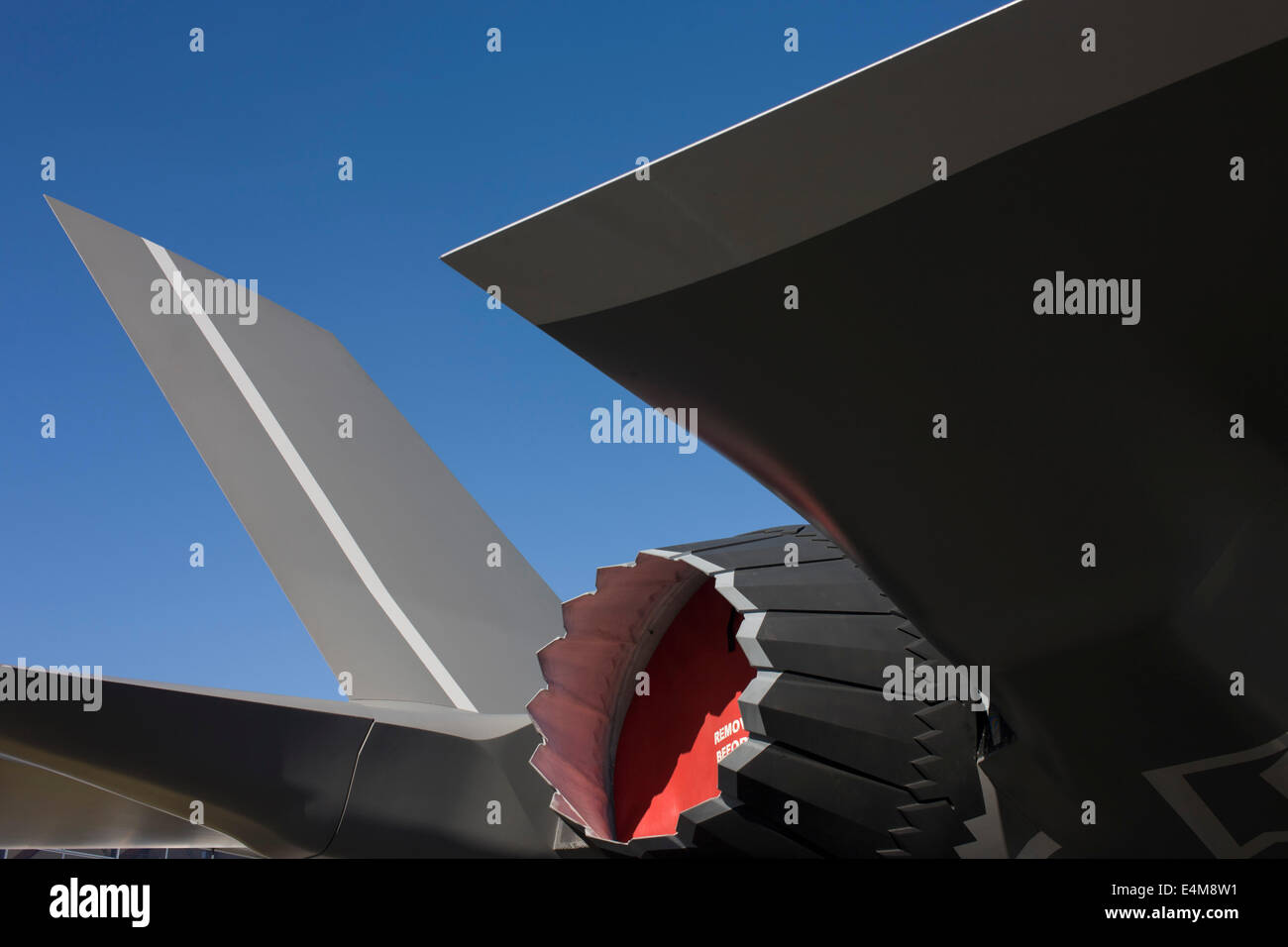 Dettaglio della tecnologia stealth superfici su un Lockheed-Martin F-35 II Joint Strike Fighter al salone di Farnborough, Inghilterra. Il Lockheed Martin F-35 Lightning II è una famiglia di single-sedile, a singolo motore, quinta generazione combattenti multirole sotto sviluppo per eseguire un attacco di massa, la ricognizione e la difesa aerea missioni stealth con funzionalità. F-35 lo sviluppo JSF è principalmente finanziata dagli Stati Uniti con finanziamenti addizionali da parte dei partner. I paesi partner sono membri della NATO o chiudere gli alleati degli Stati Uniti. Foto Stock