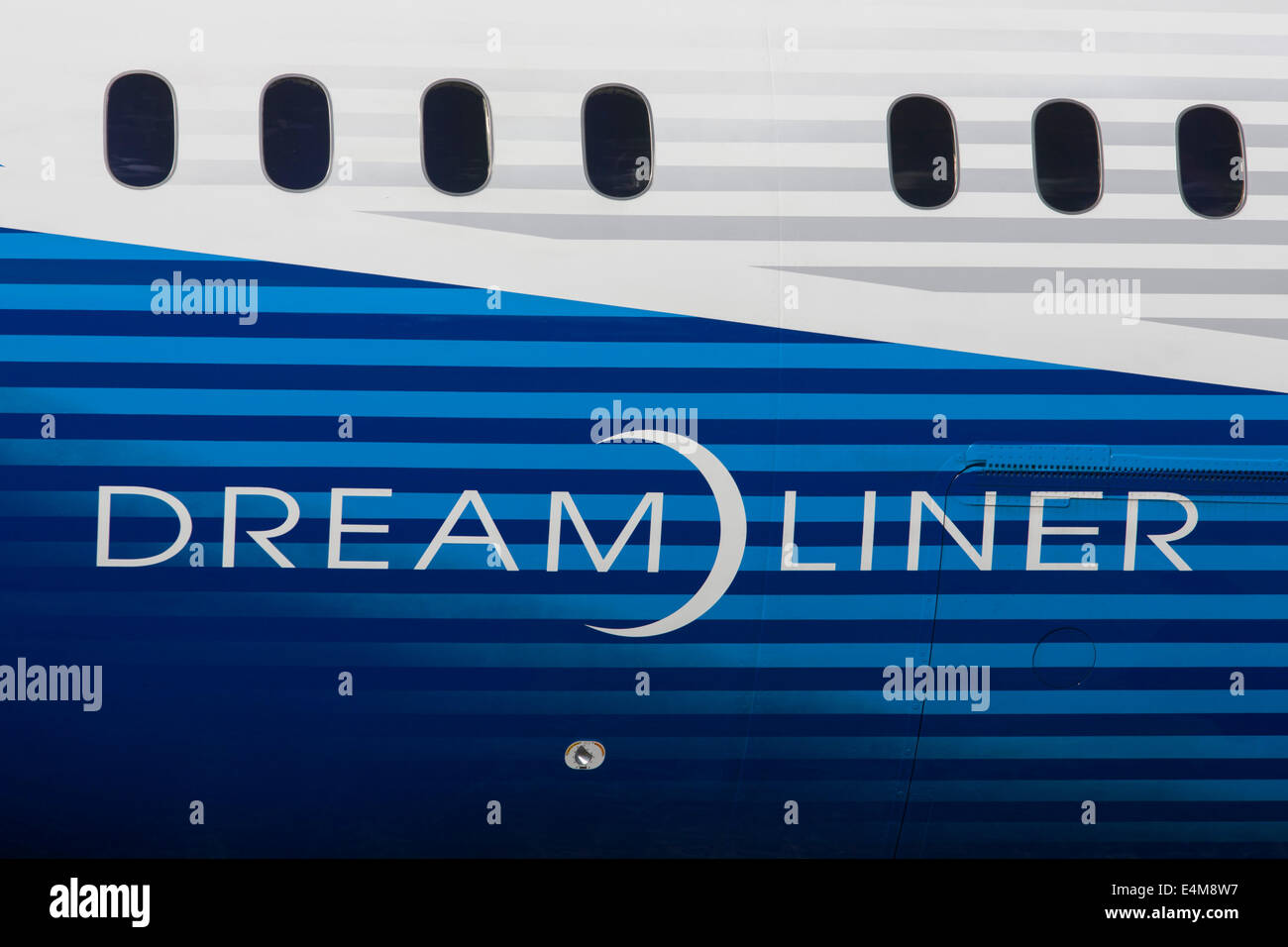 Dettaglio di un Boeing Dreamliner 787-9 aereo jet fusoliera al salone di Farnborough, Inghilterra. Il Boeing Dreamliner 787-9 è il secondo membro del super-efficiente 787 famiglia. Sia la 787-8 e 787-9 portare l'economia di grandi aviogetti per la metà del mercato, con il 20% in meno di carburante e utilizzare il 20% in meno di emissioni. Foto Stock