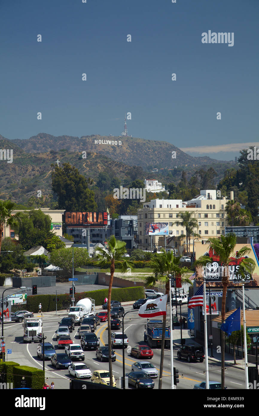 Vista di Hollywood Sign e North Highland Avenue di Hollywood & Highland Center, Hollywood Boulevard, Hollywood, Los Angeles, Foto Stock