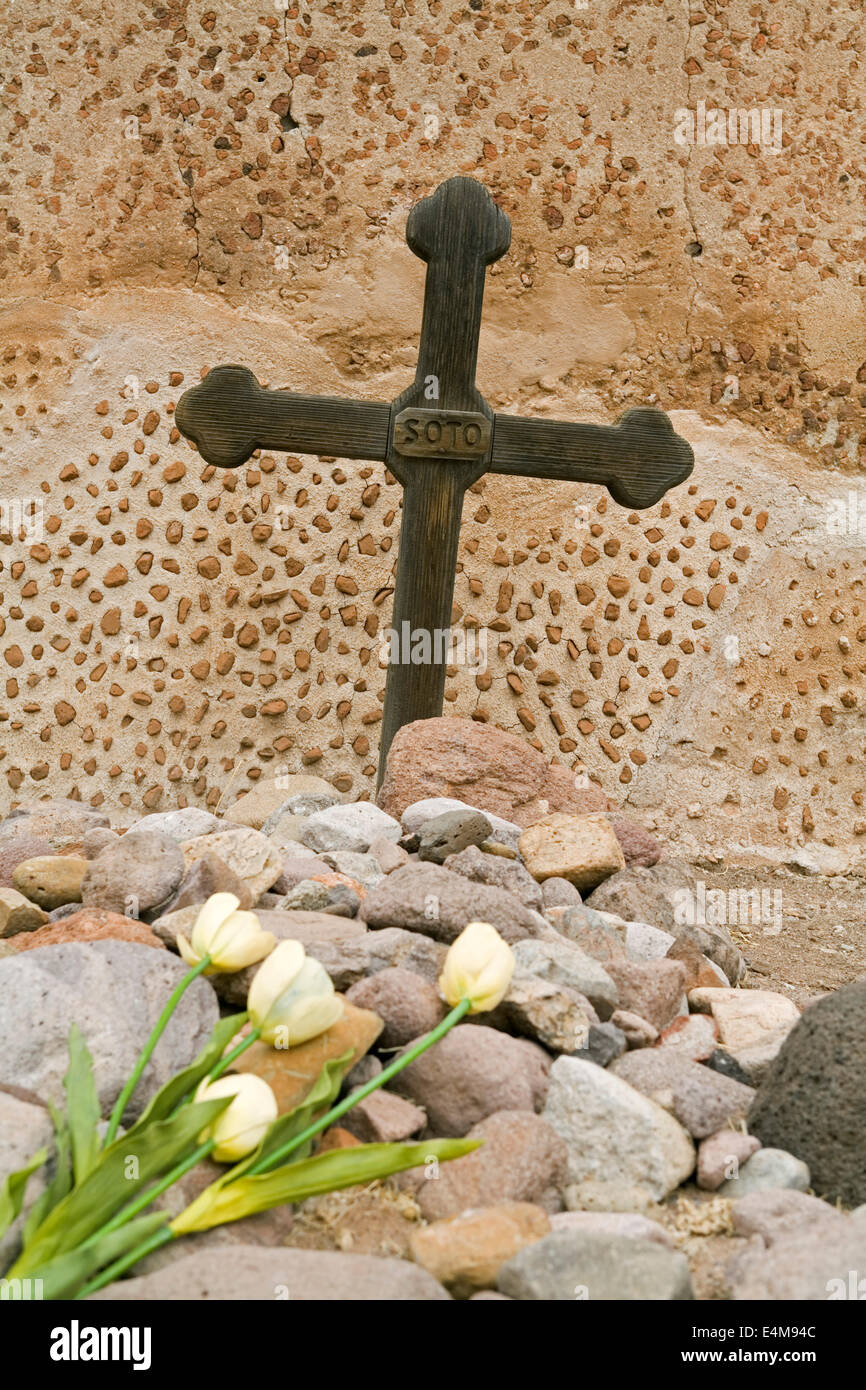 Croce di legno e fiori, 'Soto' grave, Tumacacori cimitero, Tumacacori National Historical Park, Arizona USA Foto Stock