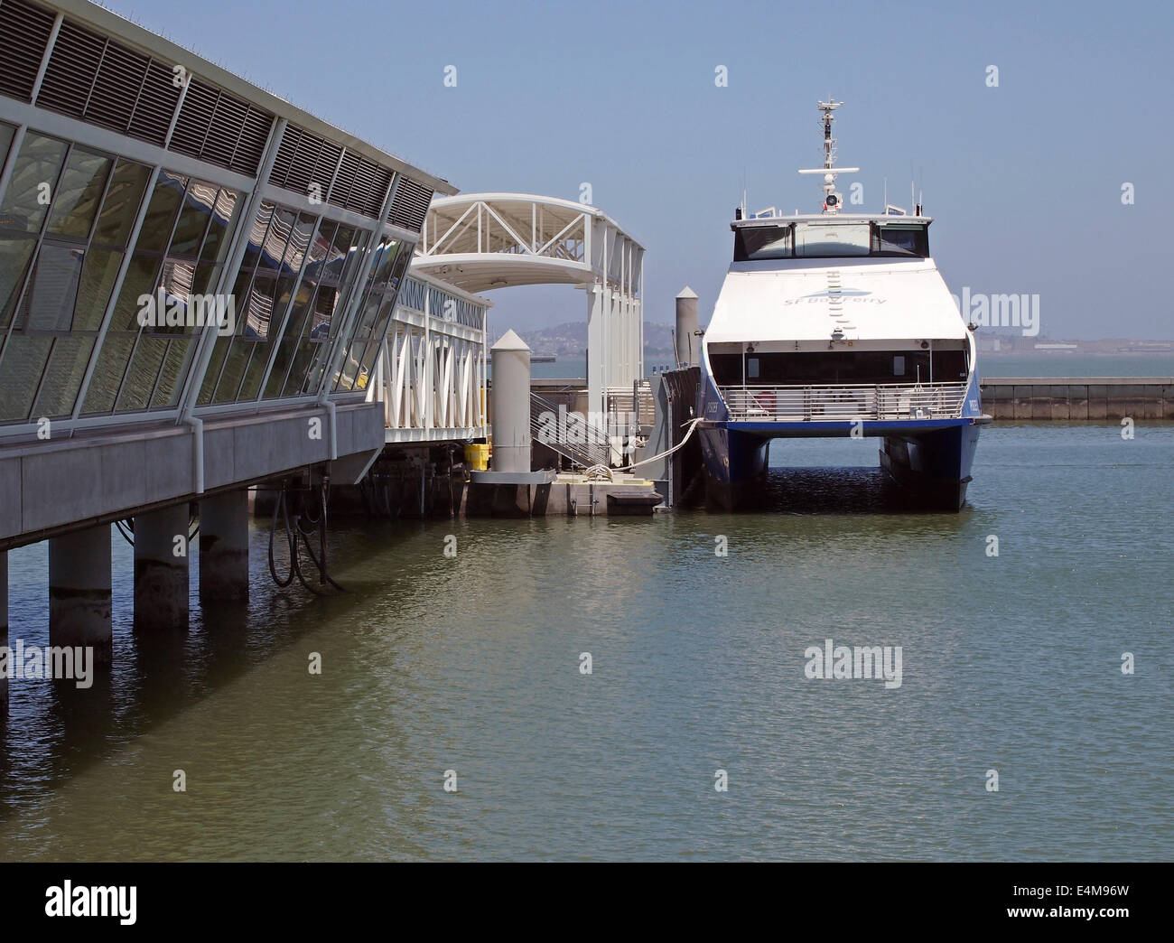 La baia di San Francisco ferry boat, pesci, South San Francisco, California Foto Stock