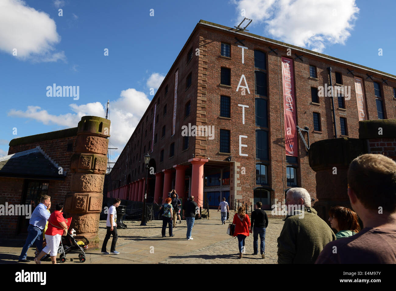 Il Tate Liverpool art gallery edificio all'Albert Dock Liverpool Regno Unito Foto Stock