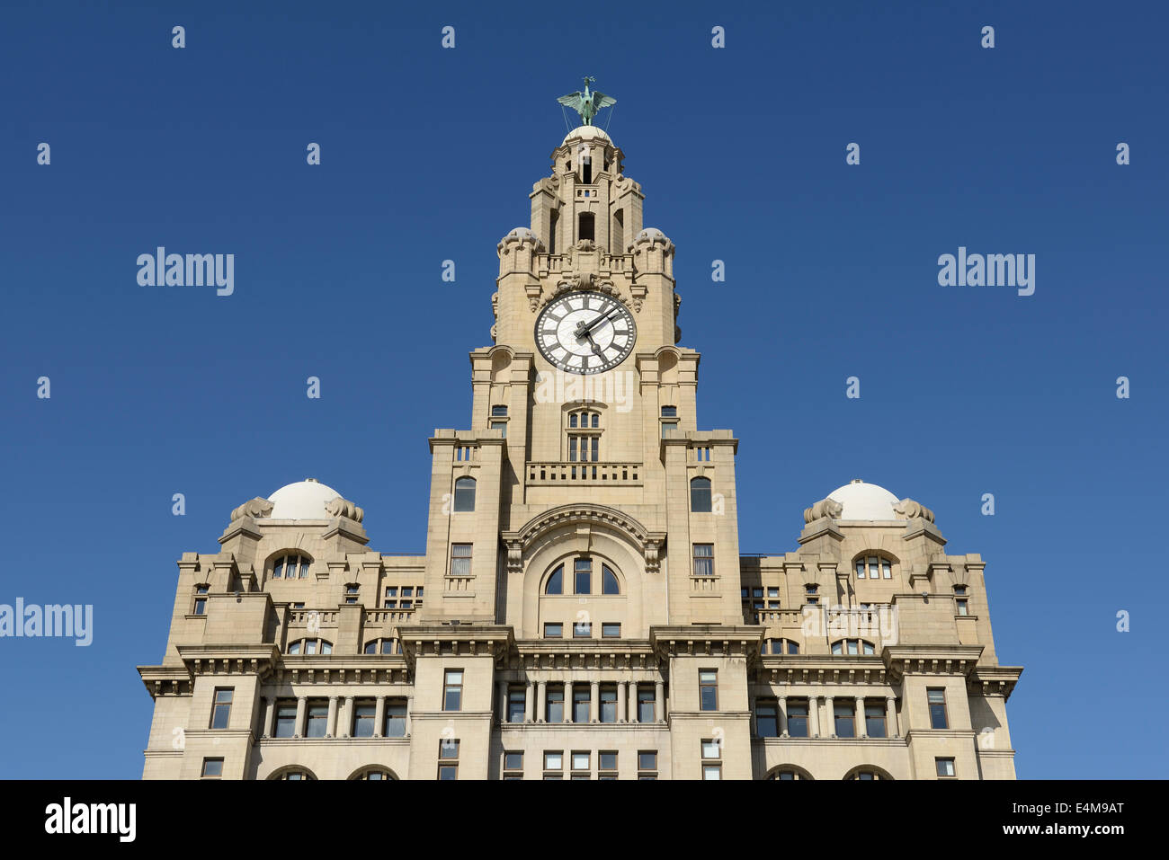 Close up Liver Building al Pier Head in Liverpool City Centre Foto Stock