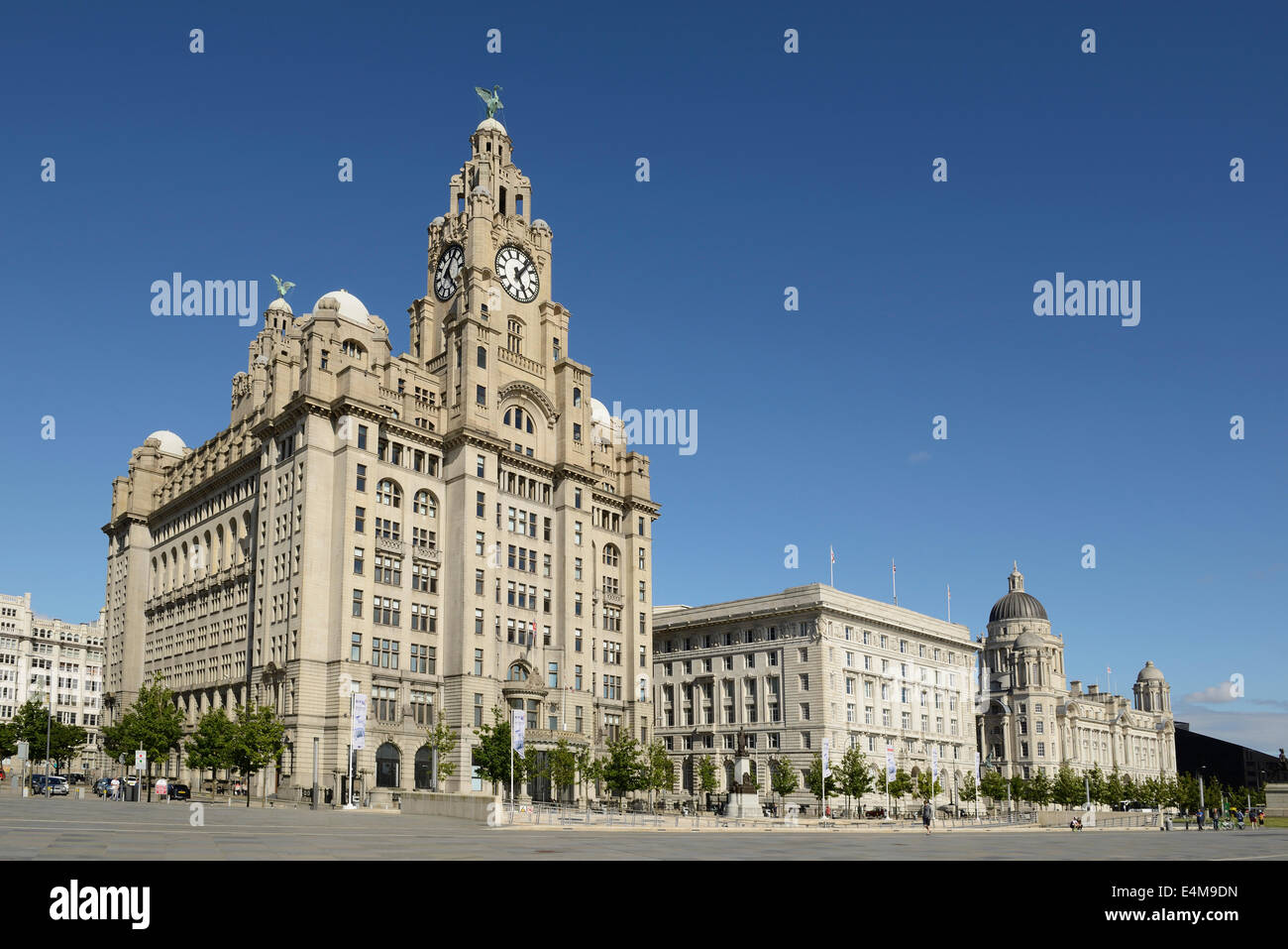 Le Tre Grazie edifici tra cui il Liver Building al Pier Head in Liverpool City Centre Foto Stock
