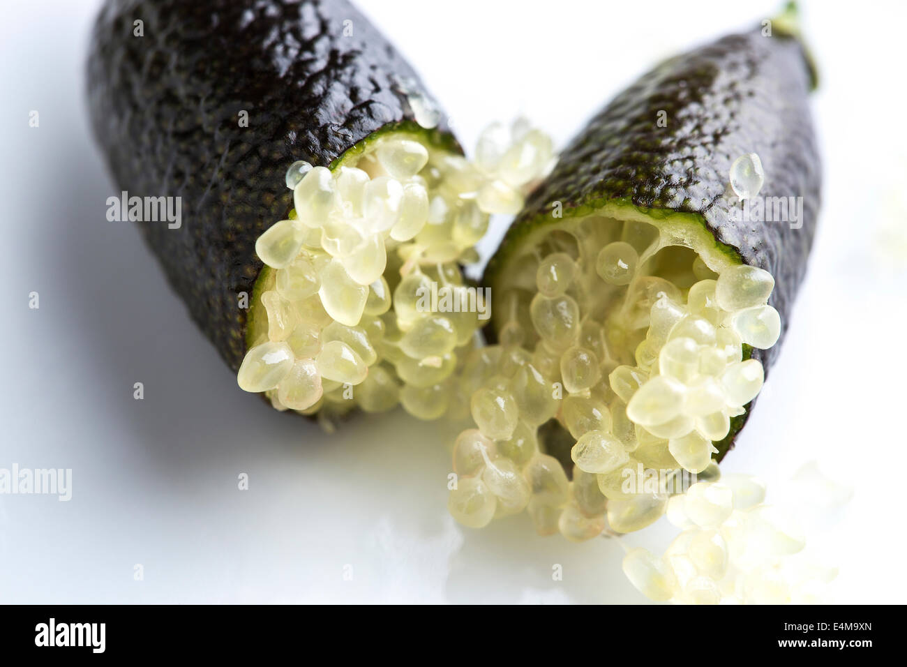 Il caviale calce strappato a metà Foto Stock