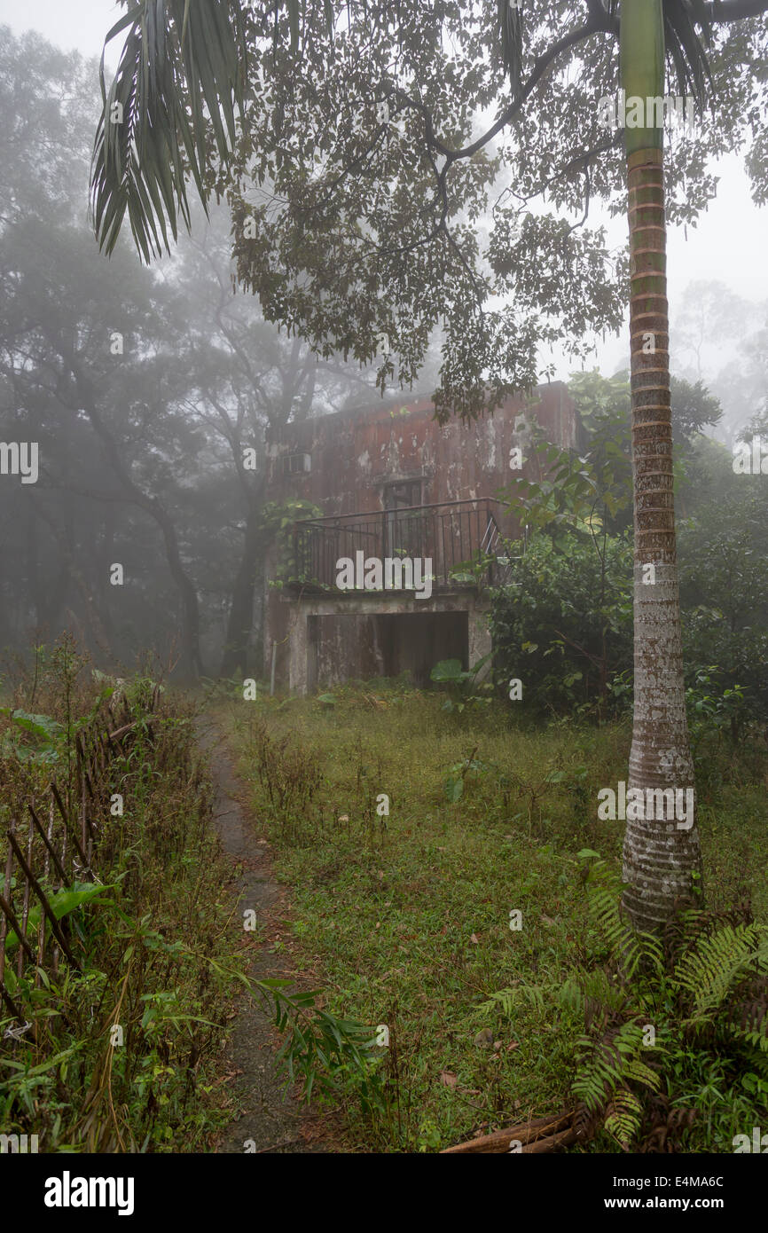 HONG KONG Isola di Lantau Tian Tung Chung villaggio abbandonato di mattina nebbiosi Foto Stock