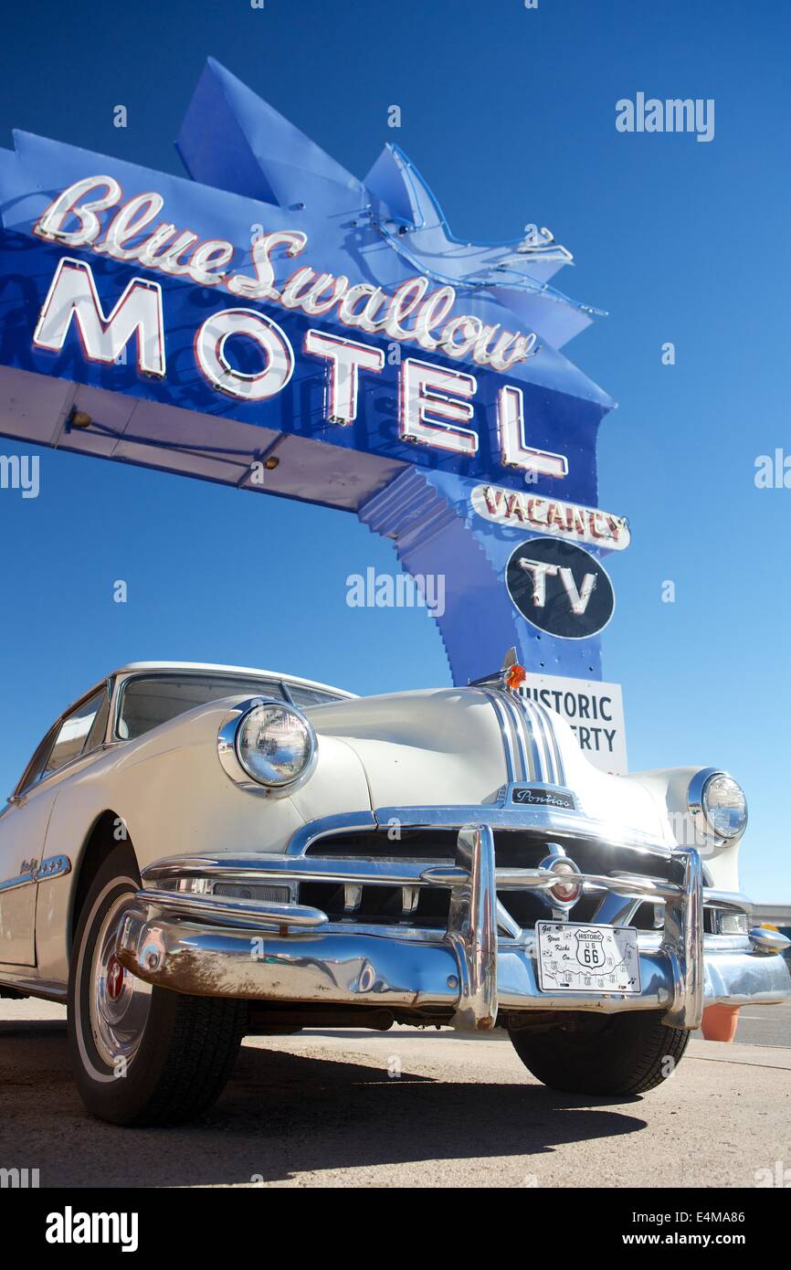 Vintage auto al di fuori del Blue Swallow Motel, una fermata classica in Tucumcari New Mexico sulla Route 66. Foto Stock
