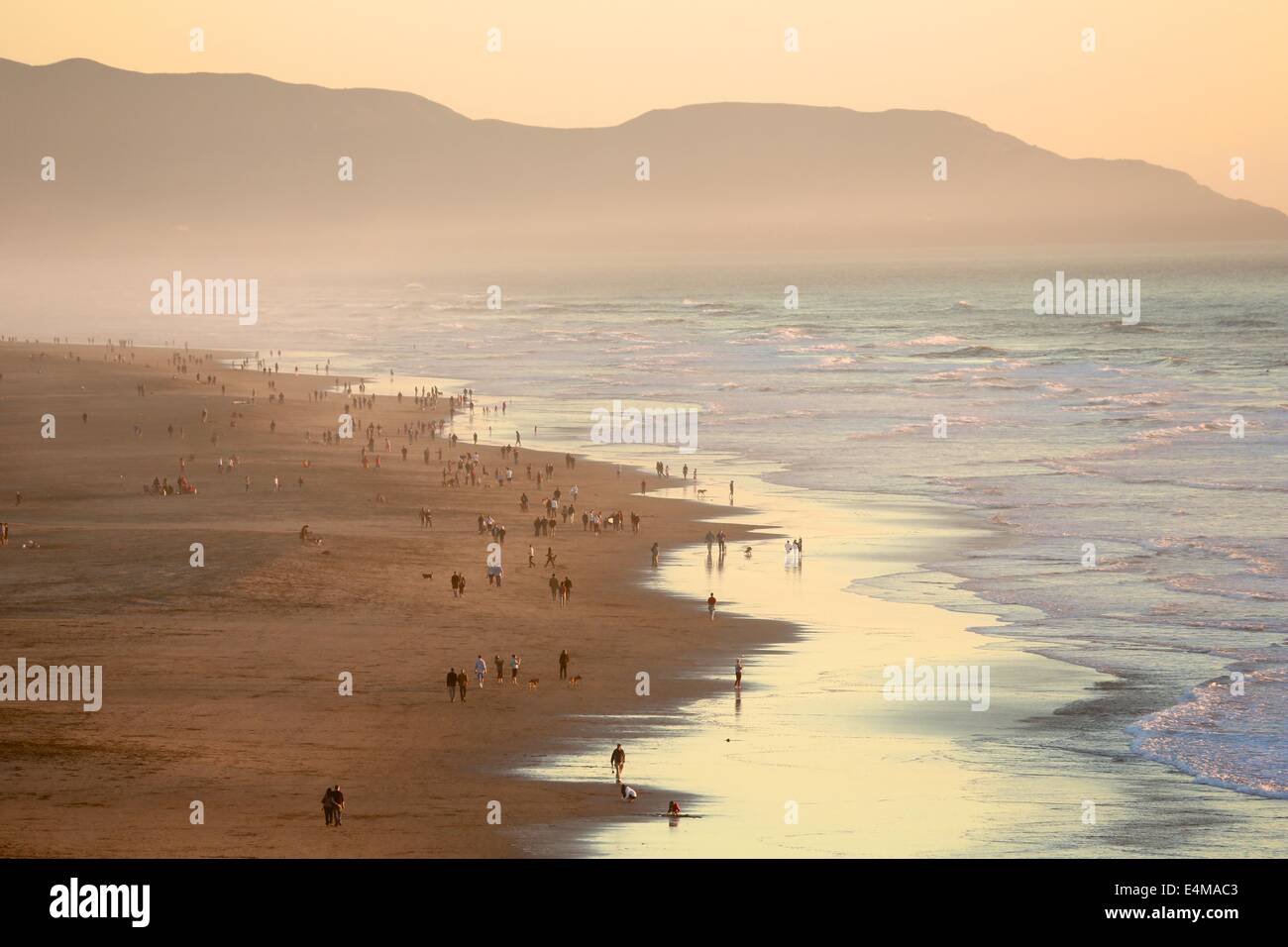 Spiaggia dell'oceano al tramonto a San Francisco, California Foto Stock