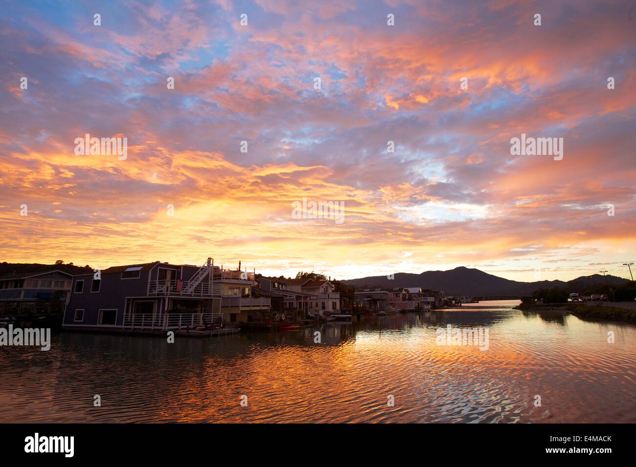 Un incredibile tramonto su Waldo punto Harbour e case galleggianti in Sausalito, California con Mt. Tamalpais in background. Foto Stock