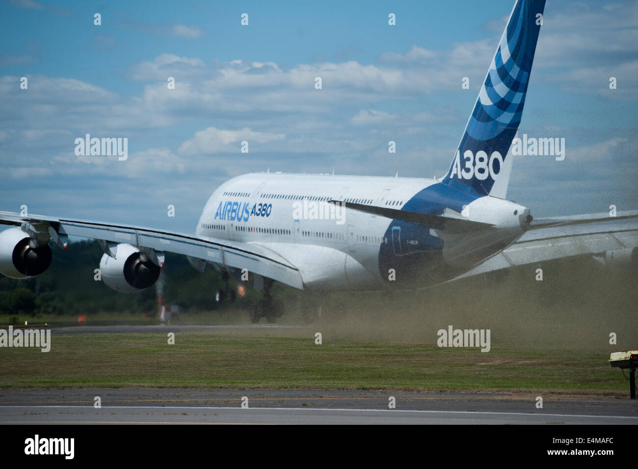 Farnborough, Hampshire, Regno Unito. 14 Luglio, 2014. Un Airbus A380 esegue durante il Farnborough Airshow internazionale del Media Day, lunedì 14 luglio 2014 Credit: Heloise/Alamy Live News Foto Stock