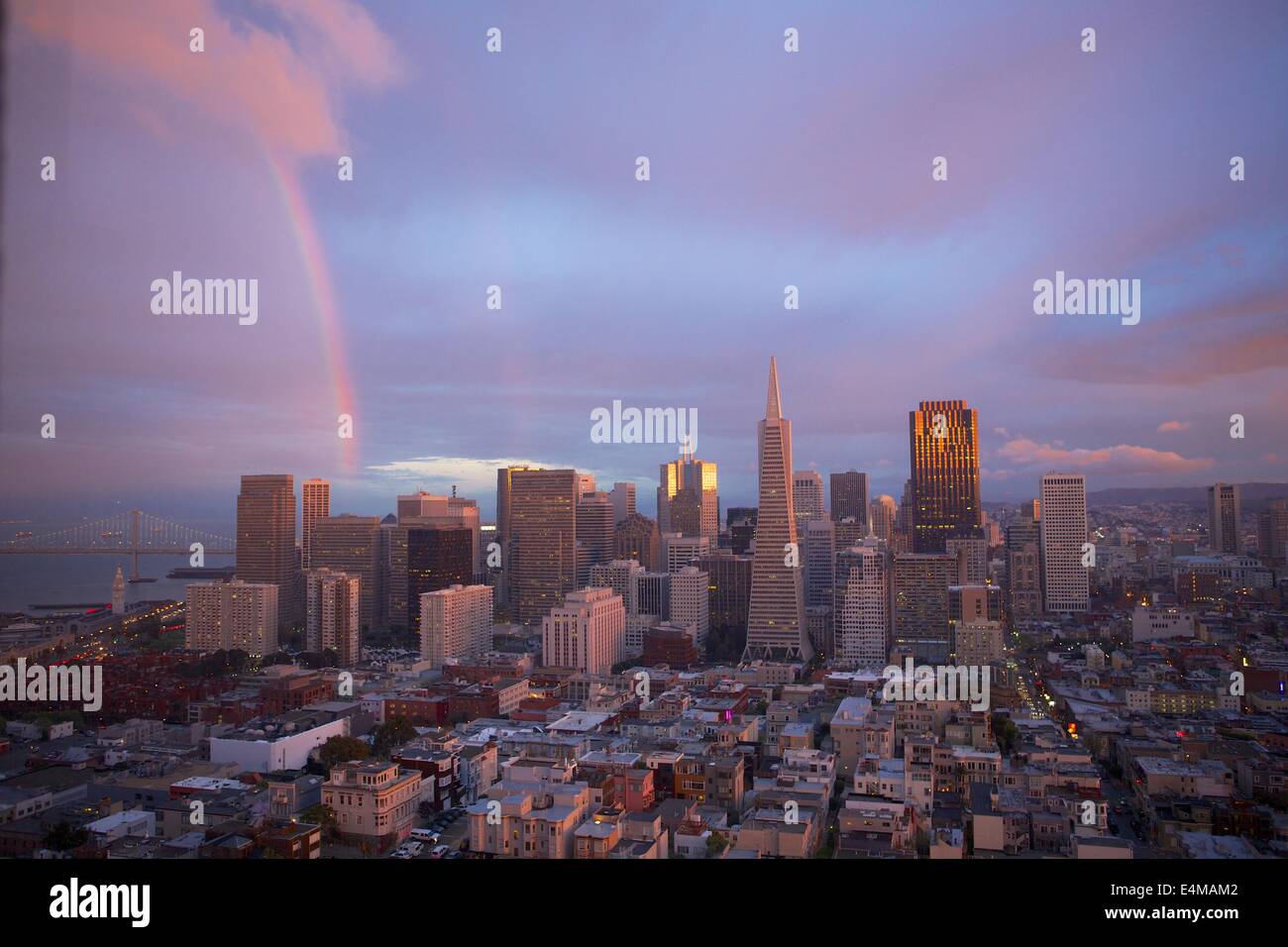 Vista di una vita: un incredibile arcobaleno sopra San Francisco al tramonto dalla Coit Tower. Foto Stock