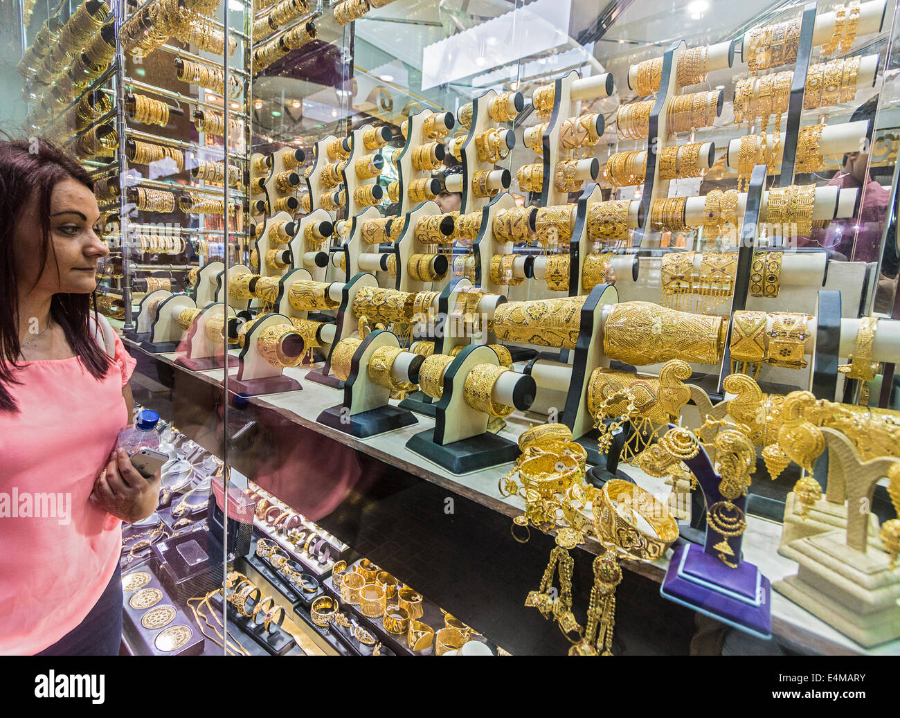 Controllo gioielli in oro a Dubai il Gold Souk. Foto Stock