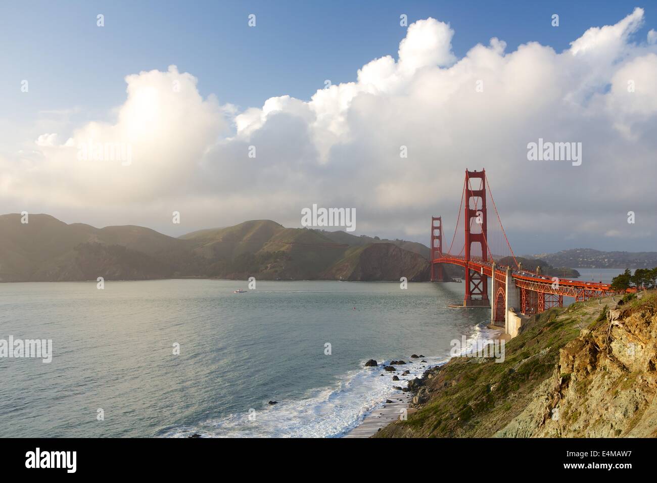Il Golden Gate Bridge con molla nuvole, San Francisco, California Foto Stock