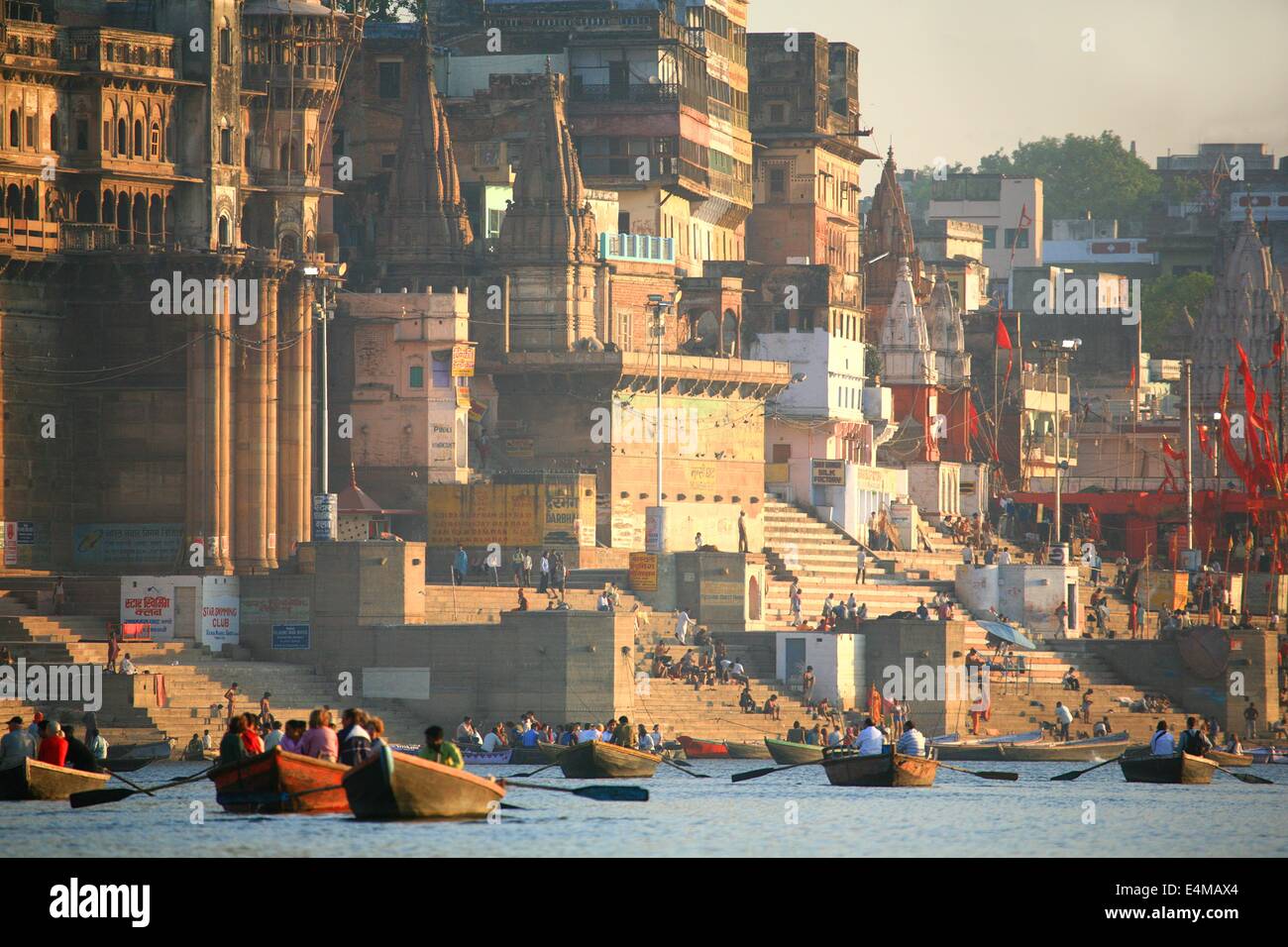 La città santa di Varanasi e il fiume Gange in India Foto Stock
