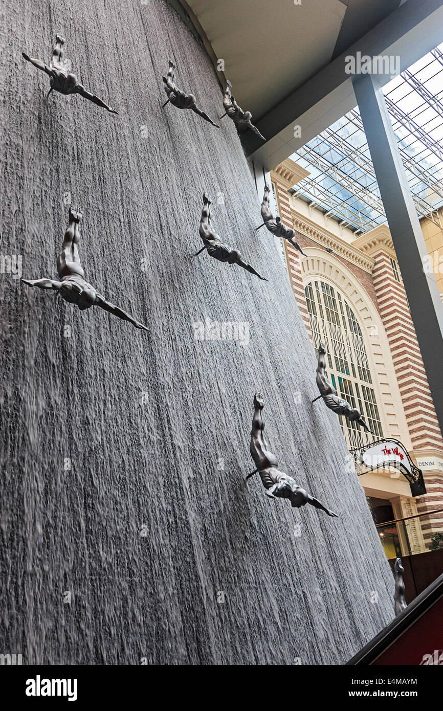 Vista della spettacolare 24 metri (78 piedi), alta cascata con il suo maschio in vetroresina sub in Dubai Mall, uno del mondo lar Foto Stock