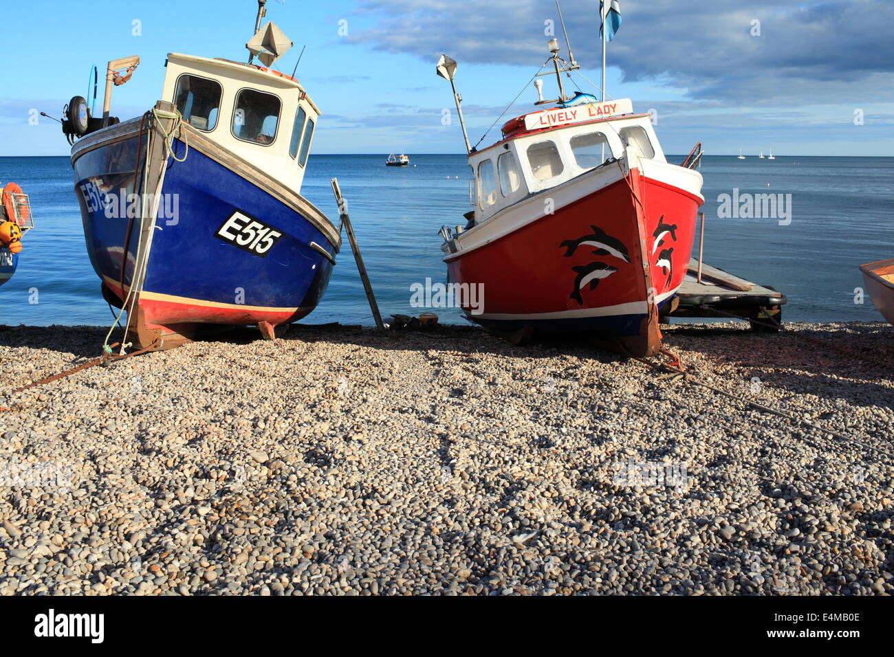 Birra, barche da pesca in estate, East Devon, Inghilterra, Regno Unito Foto Stock