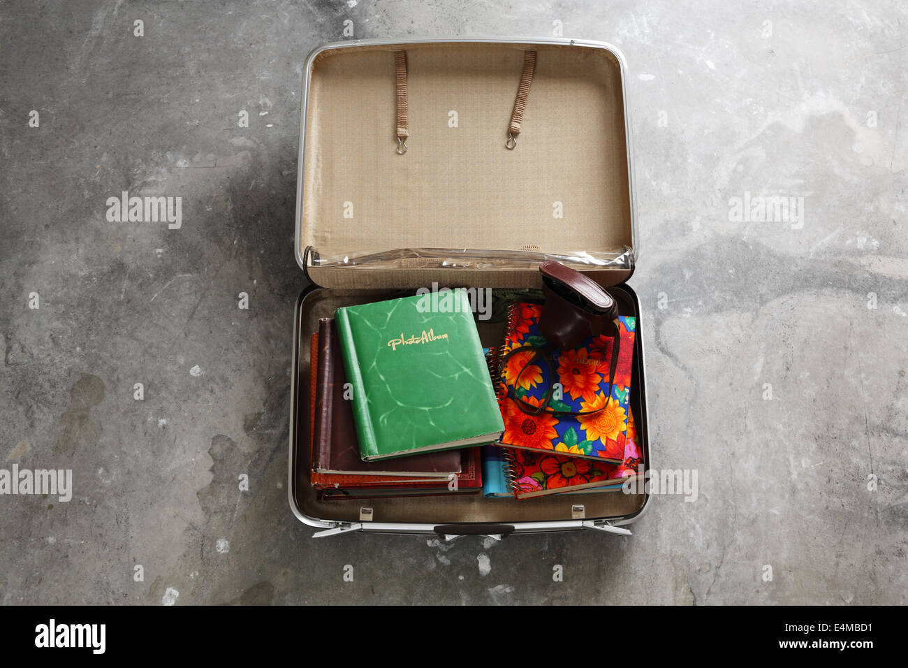 Un vintage valigia contenente il vecchio album di foto Foto Stock