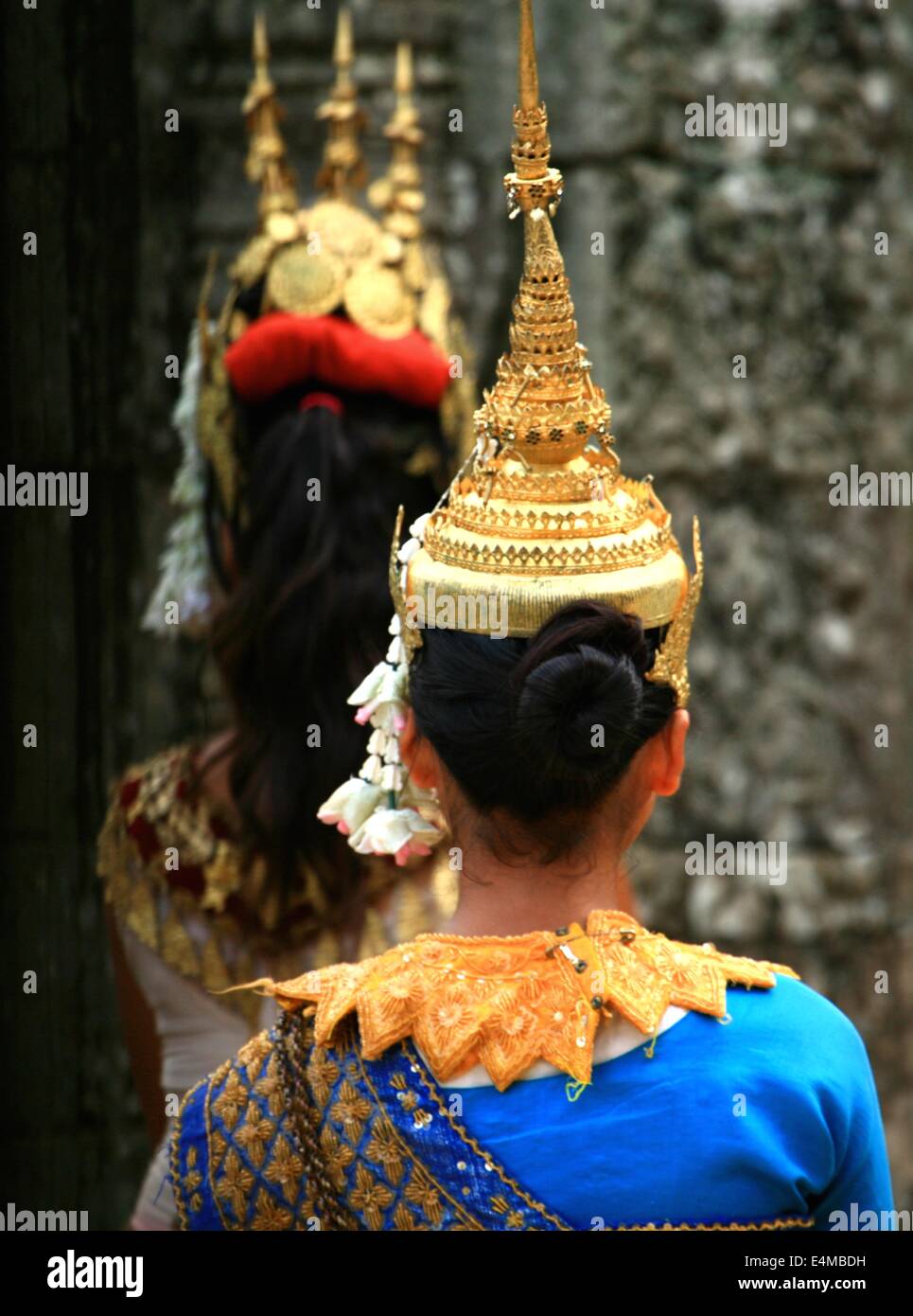 Le giovani ragazze vestite come apsaras per un festival di danza a Angkor Wat, riep Siem, Cambogia Foto Stock