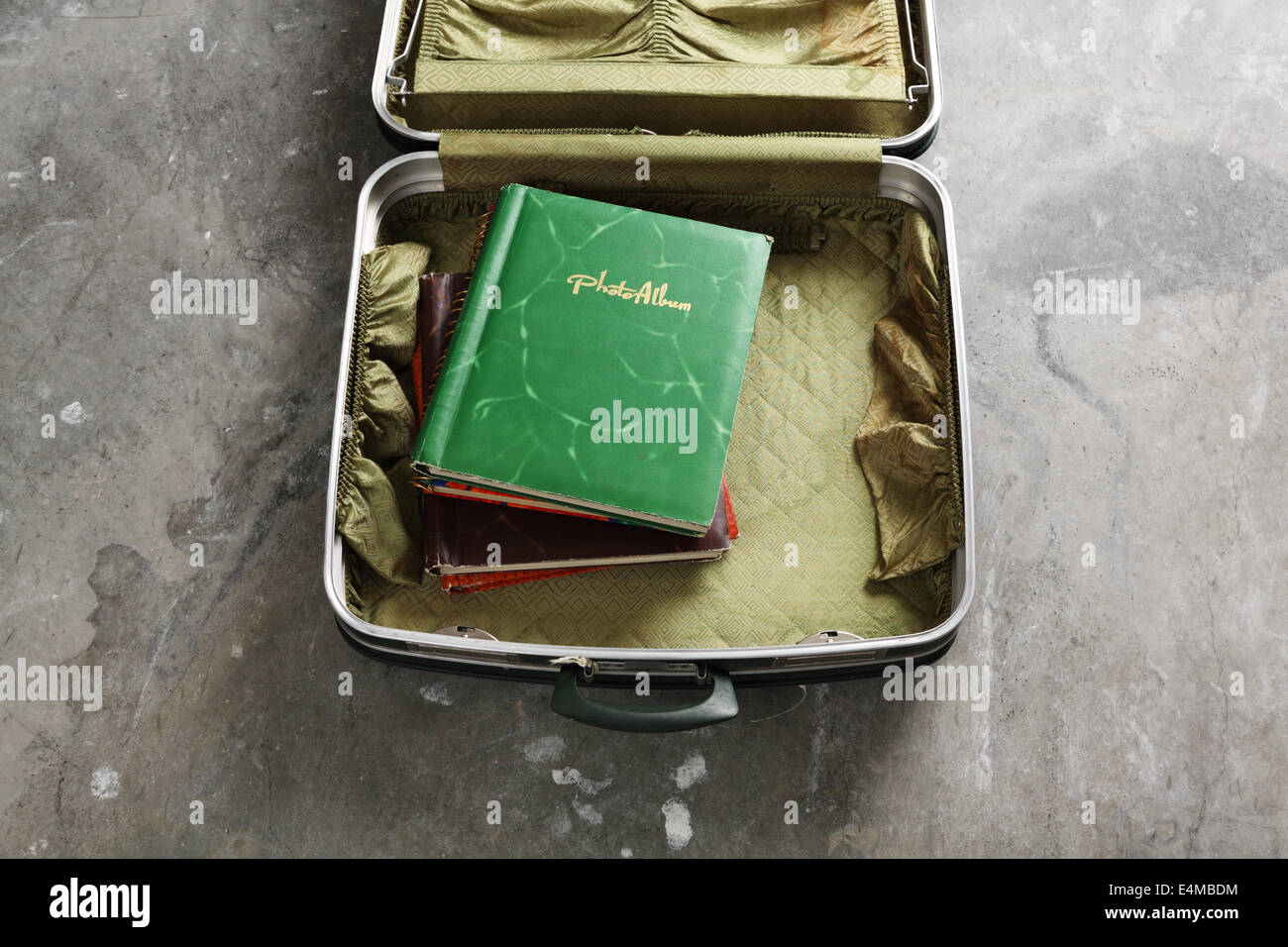 Un vintage valigia contenente il vecchio album di foto Foto Stock