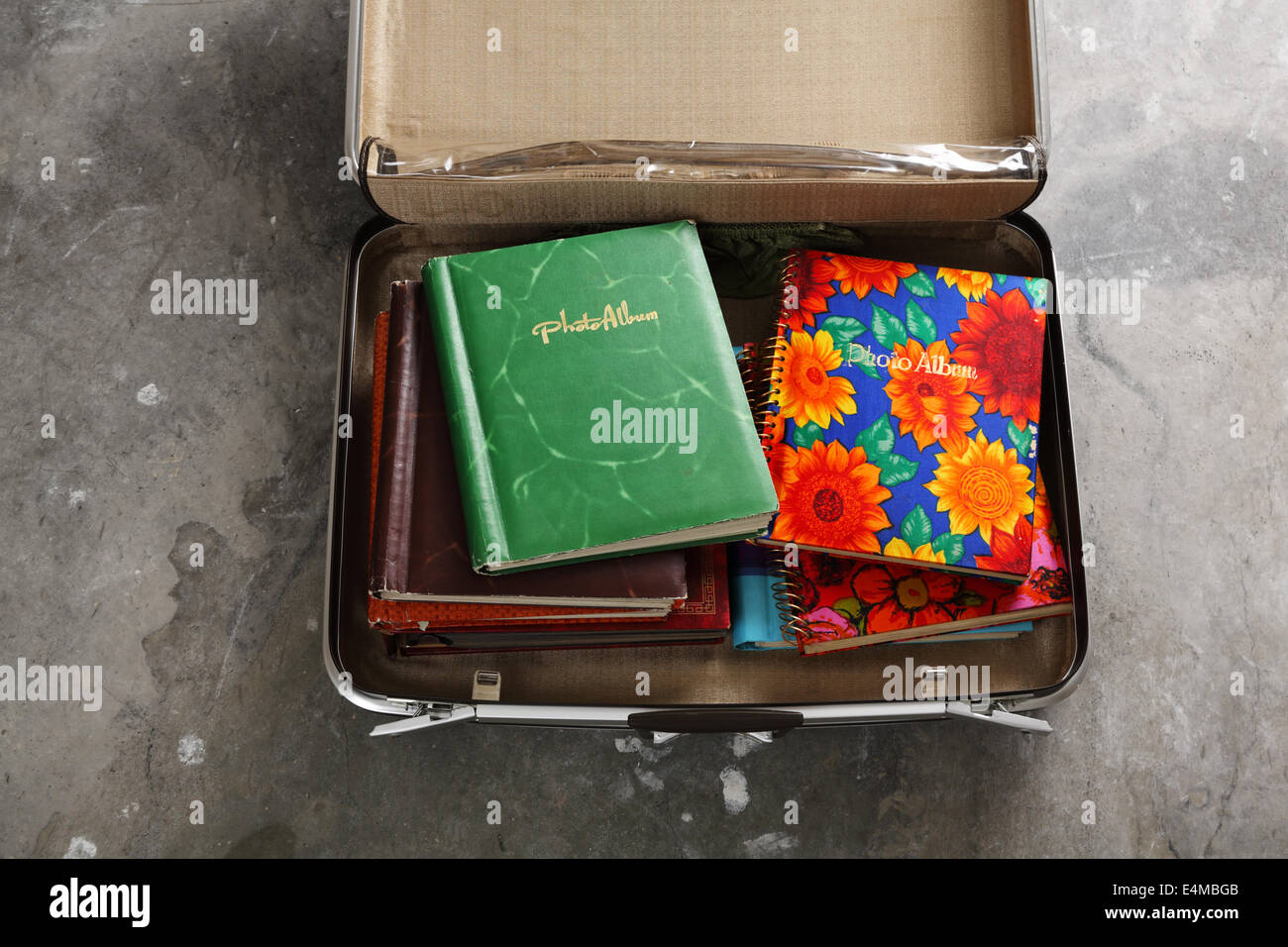 Un vintage valigia contenente il vecchio album di foto Foto Stock