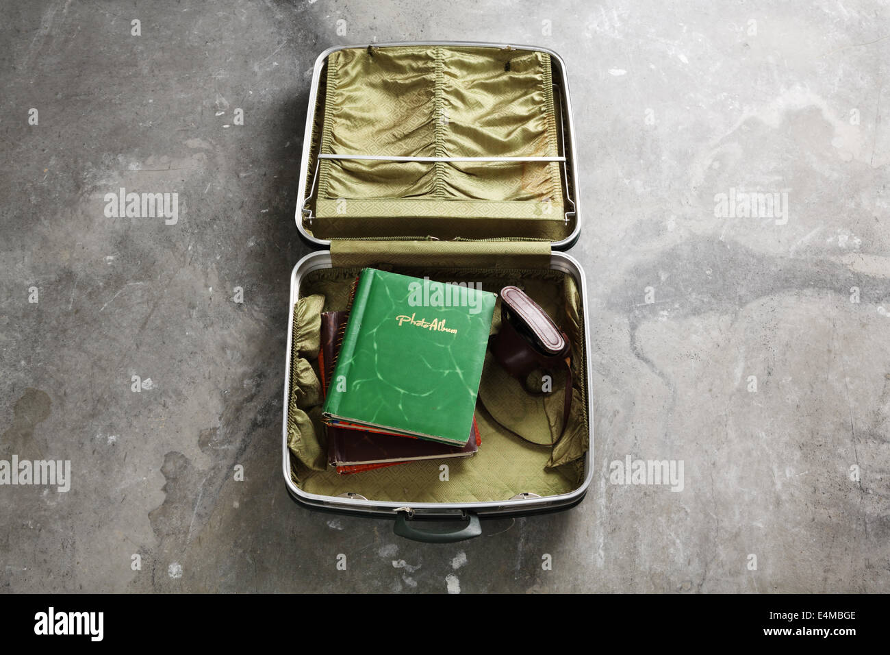 Un vintage valigia contenente il vecchio album di foto Foto Stock