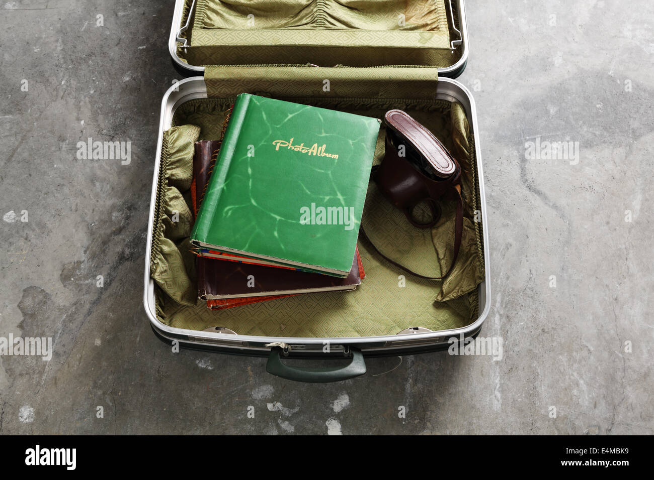 Un vintage valigia contenente il vecchio album di foto Foto Stock