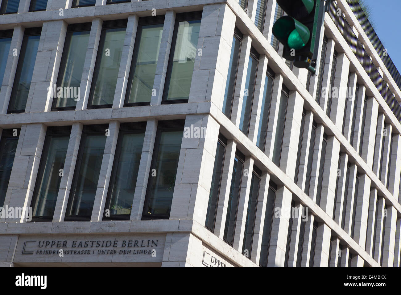 Germania, Berlino Mitte, Upper East Side edificio per uffici su un angolo di Friedrchstrassee e il viale Unter den Linden. Foto Stock
