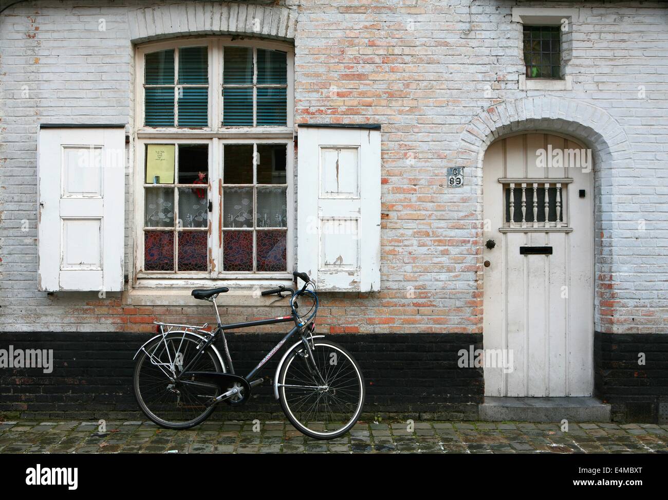 Scena di strada a Bruges, Belgio medievale con le case rinascimentali Foto Stock