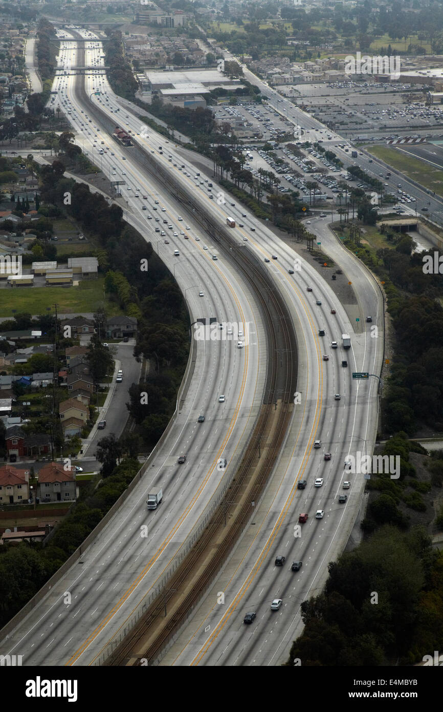 Interstate 105 o I-105, aka Glenn Anderson Freeway e secolo Freeway, Holly Park, Los Angeles, California, Stati Uniti d'America - aerial Foto Stock