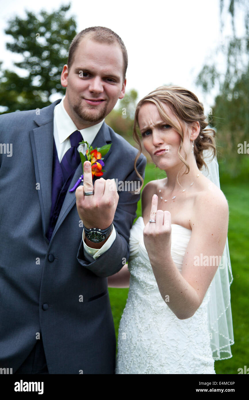 Sposa e lo Sposo dando l'anello dito. Foto Stock