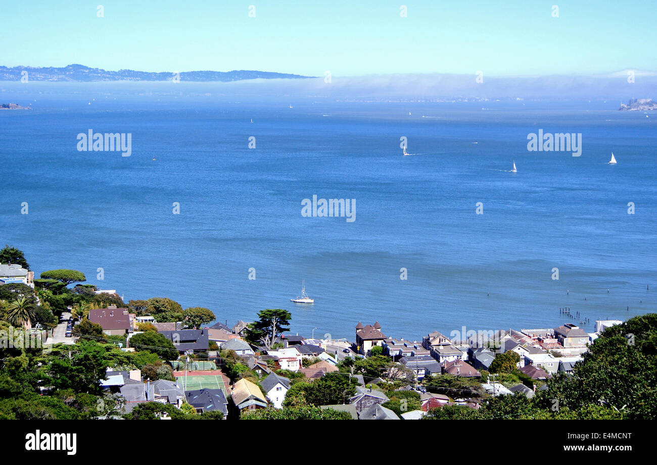 Estate pesante nebbia mattutina sovrasta la baia di San Francisco come visto da hurricane gulch in Sausalito Foto Stock