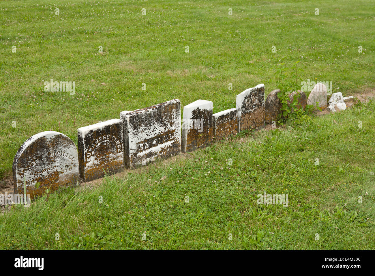 Linea di lapidi in un cimitero, raccogliere per informarla delle persone che vi furono sepolti. Foto Stock