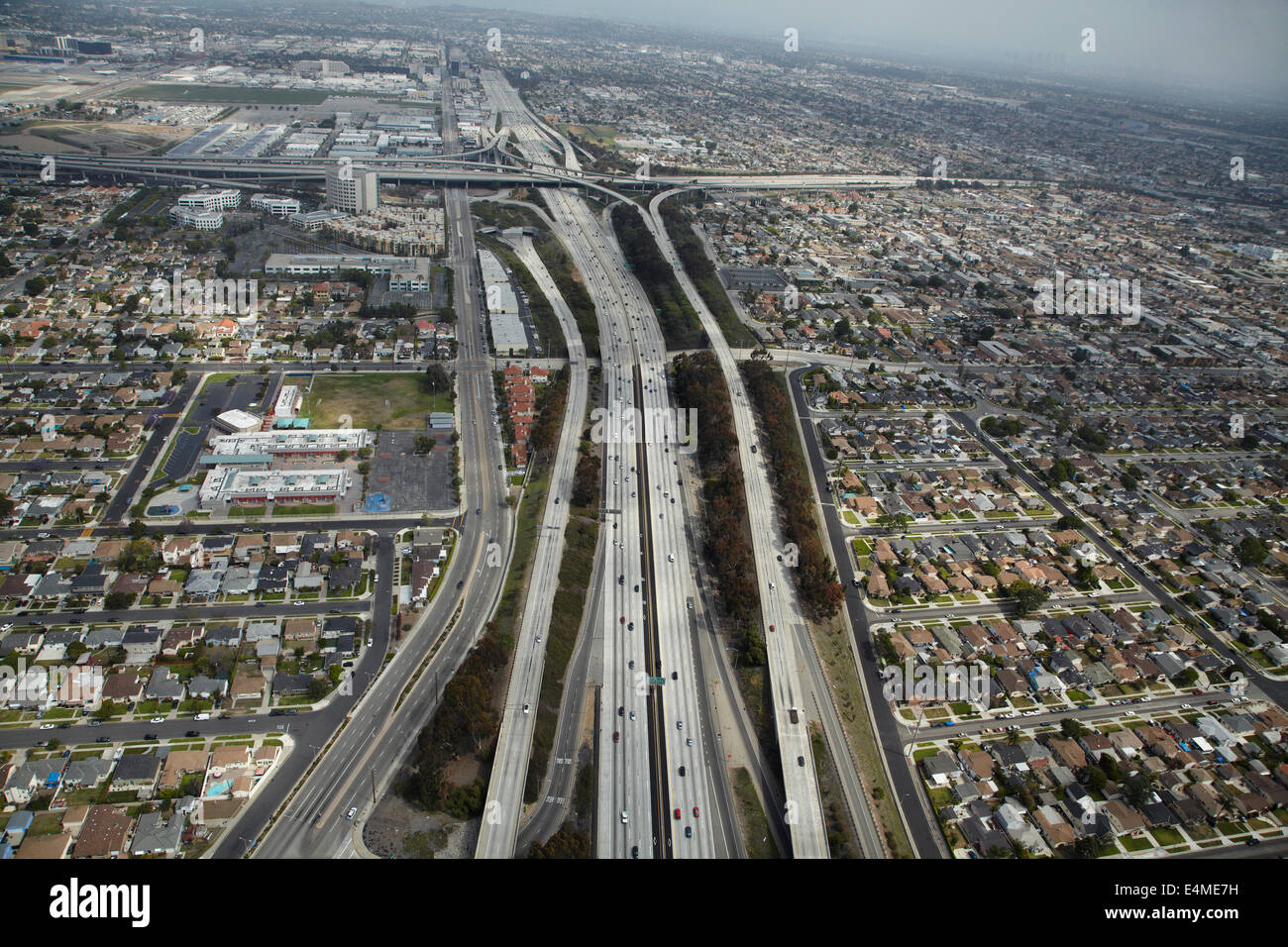 Interstate 405 vicino a LAX e interscambio con I-105 in distanza, Hawthorne, Los Angeles, California, Stati Uniti d'America - aerial Foto Stock