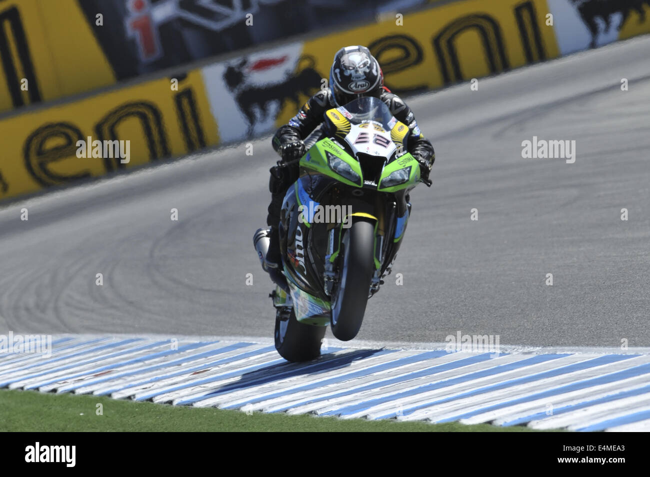 Monterey, California, USA. 13 Luglio, 2014. Grillini Kawasaki pilota del Team SHERIDAN MORAIS di RSA (#32) compete in gara 1 durante il round 9 del FIM Superbike World Championship Tour a Laguna Seca dove Marco Milandri (#33) vince. © Scott Beley/ZUMA filo/ZUMAPRESS.com/Alamy Live News Foto Stock