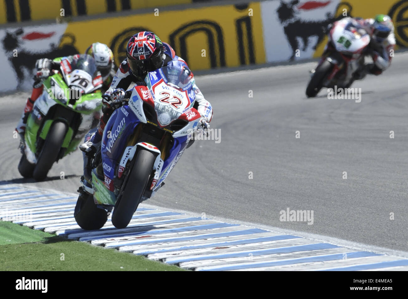 Monterey, California, USA. 13 Luglio, 2014. Voltcom Crescent Suzuki rider ALEX LOWES di Inghilterra (#22) compete in gara 1 durante il round 9 del FIM Superbike World Championship Tour a Laguna Seca dove Marco Milandri (#33) vince. © Scott Beley/ZUMA filo/ZUMAPRESS.com/Alamy Live News Foto Stock