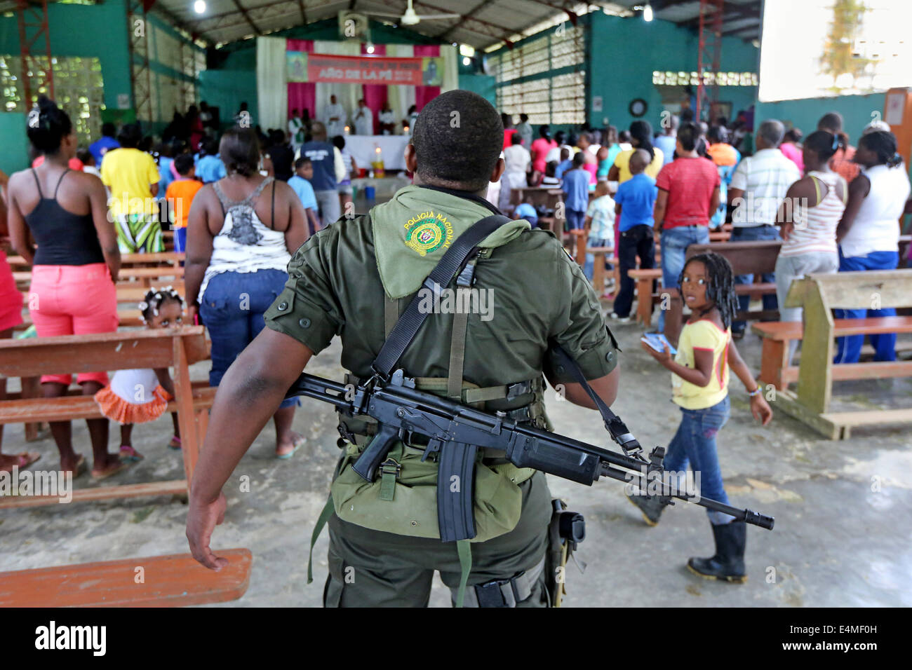 Armati pesantemente poliziotto nazionale custodire un servizio di massa in una chiesa di Choco Provincia, Colombia Foto Stock