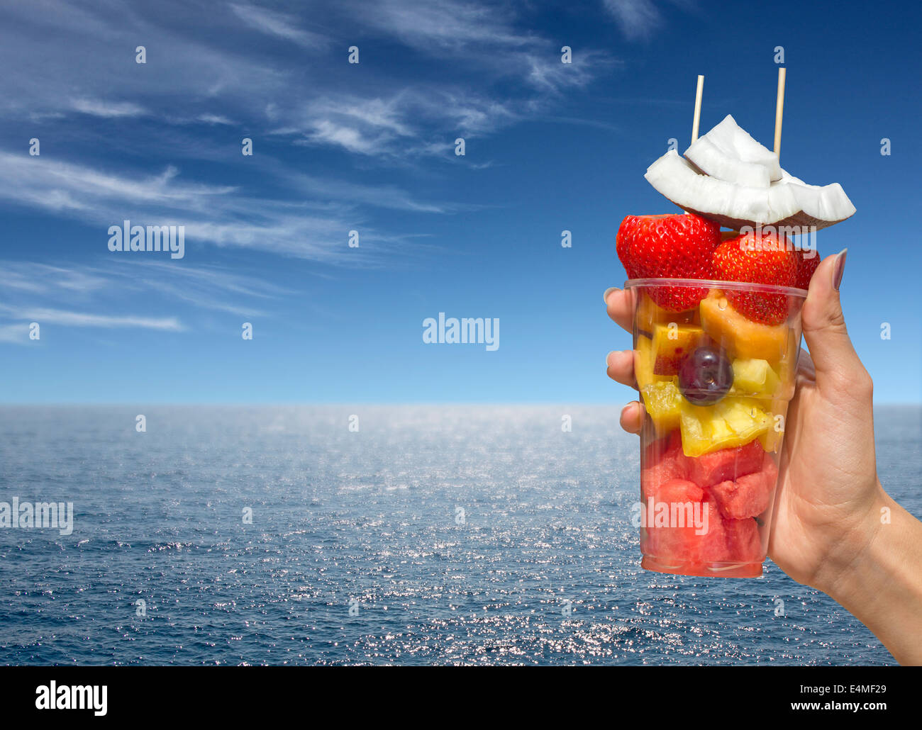 Cocktail di frutta fresca, mare ​​and sky in background Foto Stock