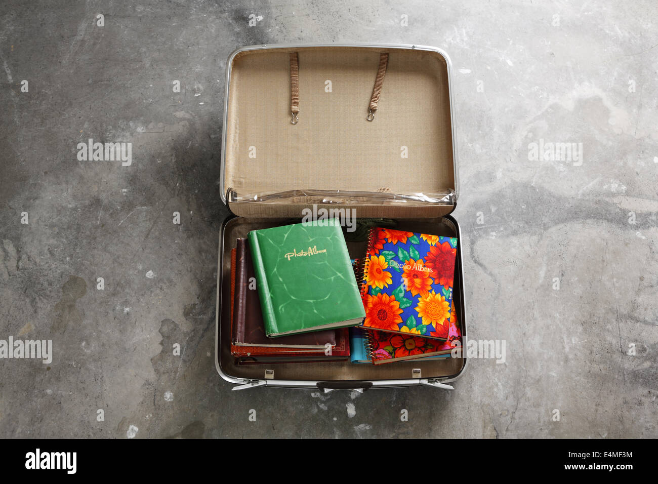 Un vintage valigia contenente il vecchio album di foto Foto Stock